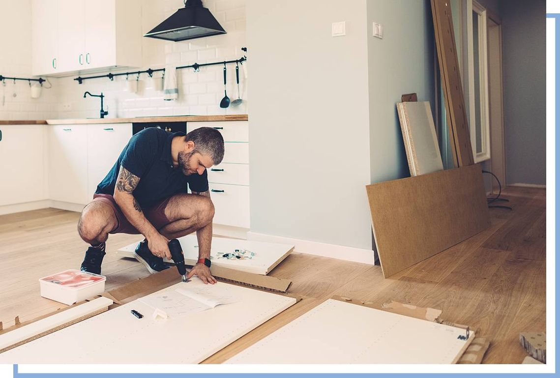 un homme pose du parquet